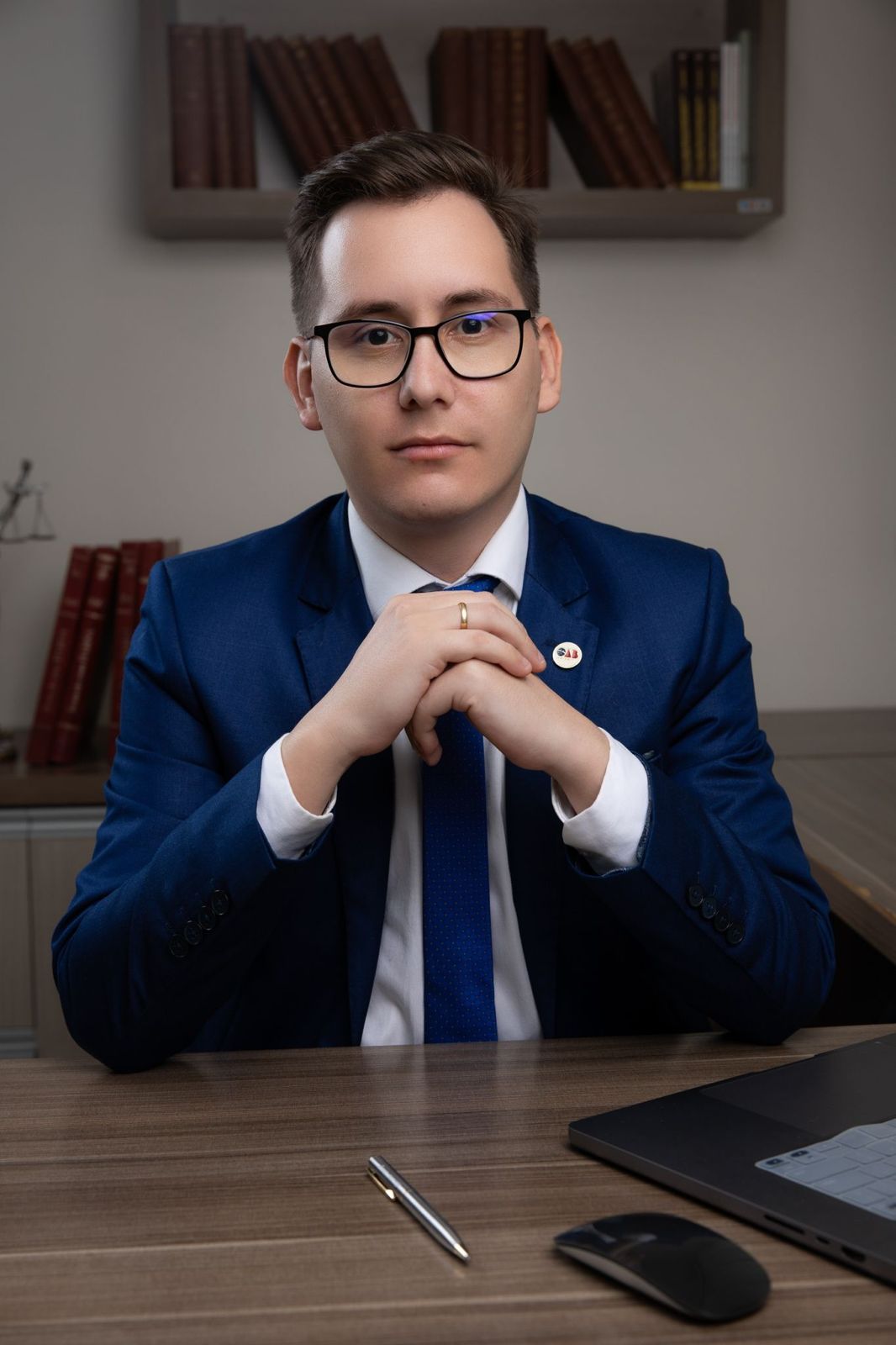 Dr. Anthony Henrik Webler no escritório
